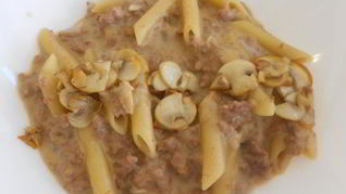 Паста с фаршем и грибами
