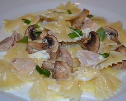 Паста с филе кролика и шампиньонами в сливочном соусе