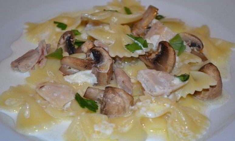 Рецепт пасты с филе кролика и шампиньонами в сливочном соусе