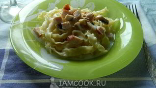 Паста с грибами и копченым мясом