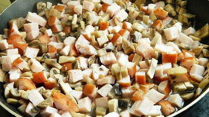 паста с грибами и копченым мясом