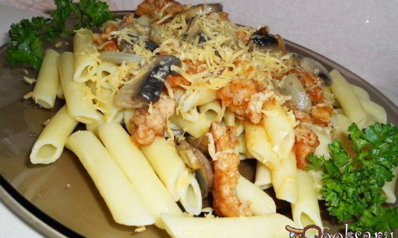 Рецепт пасты с грибами и кусочками фарша в томатном соусе
