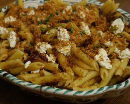 Паста с карамелизированным луком и свежим сыром