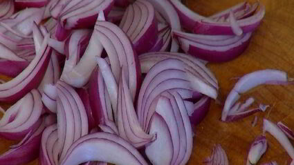 паста с карамелизированным луком и свежим сыром