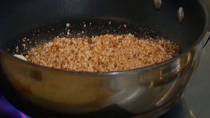 паста с карамелизированным луком и свежим сыром