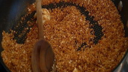 паста с карамелизированным луком и свежим сыром