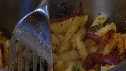 паста с карамелизированным луком и свежим сыром