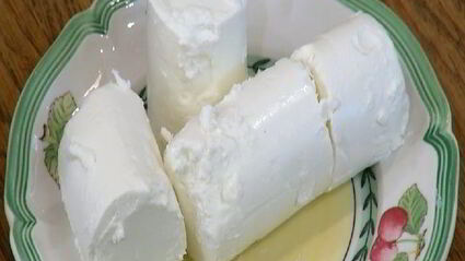 паста с карамелизированным луком и свежим сыром