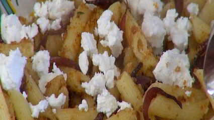 паста с карамелизированным луком и свежим сыром