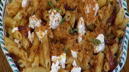 паста с карамелизированным луком и свежим сыром