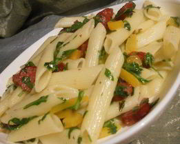 Паста с колбасками, сладким перцем и руколой