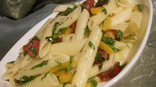 Паста с колбасками, сладким перцем и руколой