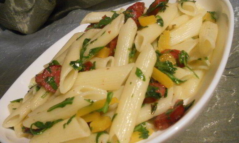 Рецепт пасты с колбасками, сладким перцем и руколой