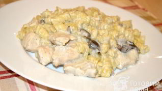 Паста с курицей и грибами в сырно-сливочном соусе