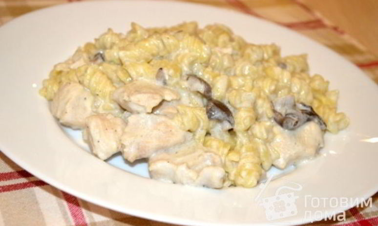 Рецепт пасты с курицей и грибами в сырно-сливочном соусе