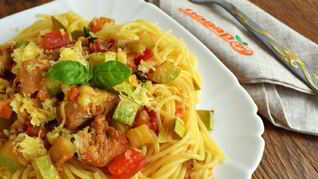 Паста с курицей и соусом песто