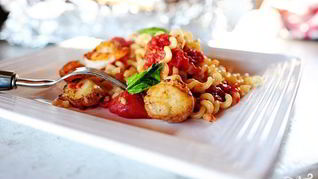 Паста с морепродуктами и помидорами