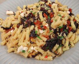 Рецепт пасты с орехами, помидорами и свекольными листьями