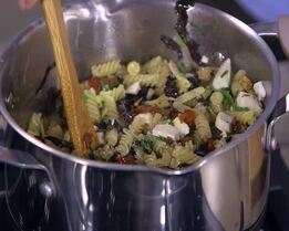 паста с орехами, помидорами и свекольными листьями