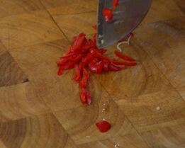 паста с орехами, помидорами и свекольными листьями