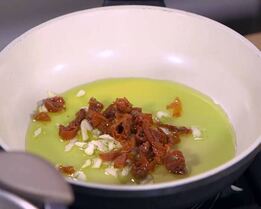 паста с орехами, помидорами и свекольными листьями