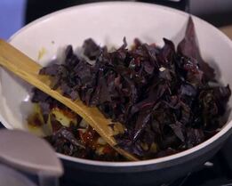 паста с орехами, помидорами и свекольными листьями