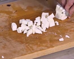 паста с орехами, помидорами и свекольными листьями