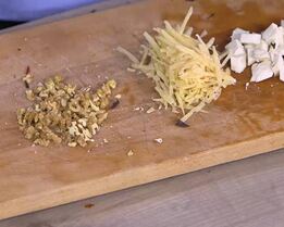 паста с орехами, помидорами и свекольными листьями