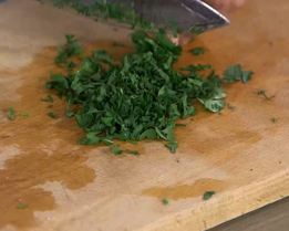 паста с орехами, помидорами и свекольными листьями