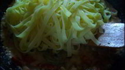 паста с соусом из сальсичи и овощей