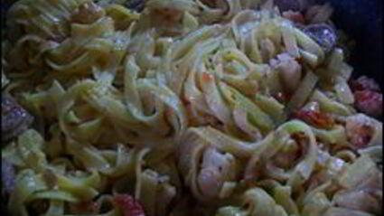 паста с соусом из сальсичи и овощей