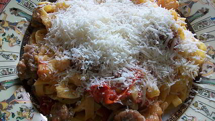 паста с соусом из сальсичи и овощей