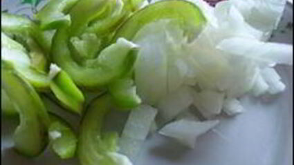 паста с соусом из сальсичи и овощей