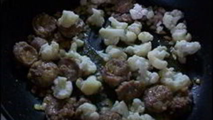 паста с соусом из сальсичи и овощей