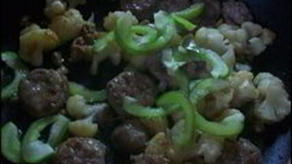 паста с соусом из сальсичи и овощей