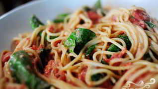 Паста с соусом из сыра и томатов