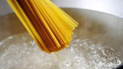 паста с соусом из сыра и томатов