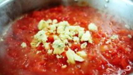 паста с соусом из сыра и томатов