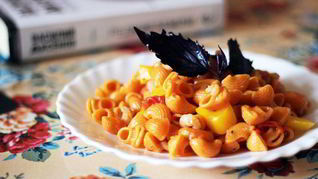 Паста томатная с креветками и овощами