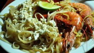 Рисовые макароны с тигровыми креветками