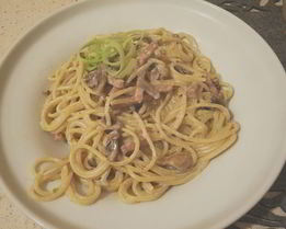 Сливочная паста с пореем, ветчиной и грибами