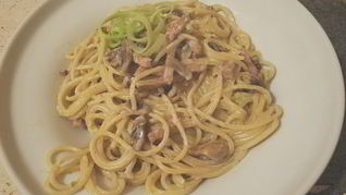 Сливочная паста с пореем, ветчиной и грибами