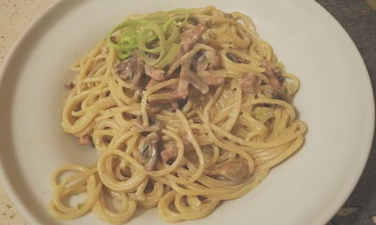 Рецепт сливочной пасты с пореем, ветчиной и грибами