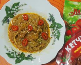 Спагетти из кабачка с кунжутом и кетчупом