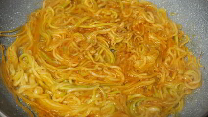 спагетти из кабачка с кунжутом и кетчупом