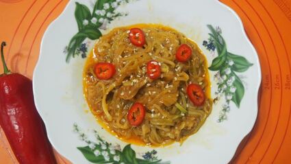 спагетти из кабачка с кунжутом и кетчупом