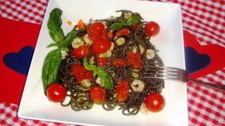 Спагетти неро с креветками, черри и соусом