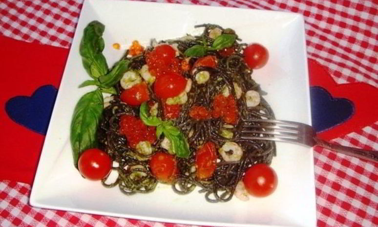 Рецепт спагетти неро с креветками, черри и соусом