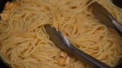 спагетти под соусом