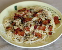 Спагетти с беконом и чесноком